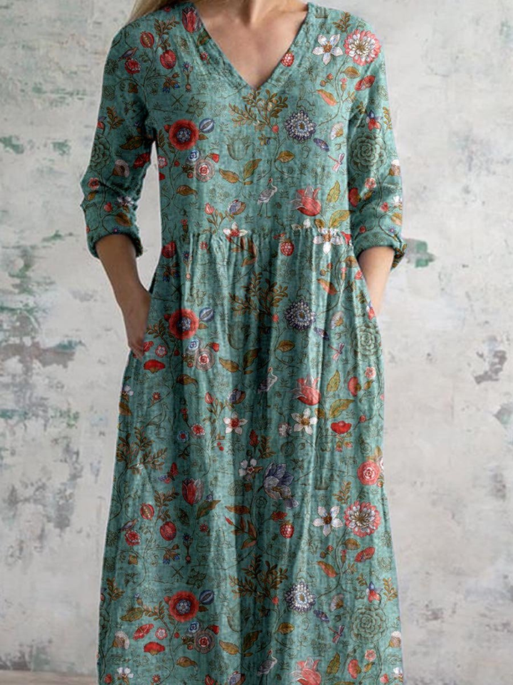 Elegant bohemsk damekjole i bomull med blomstermønster og V-hals. Komfortabel langermet maxikjole.