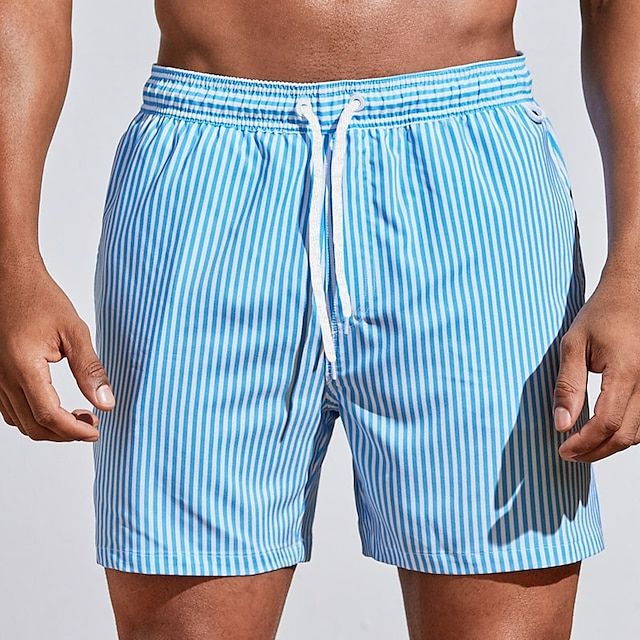 Nærbilde av menns stripete badeshorts, viser stoff og komfortabel passform. Perfekt for sommer.