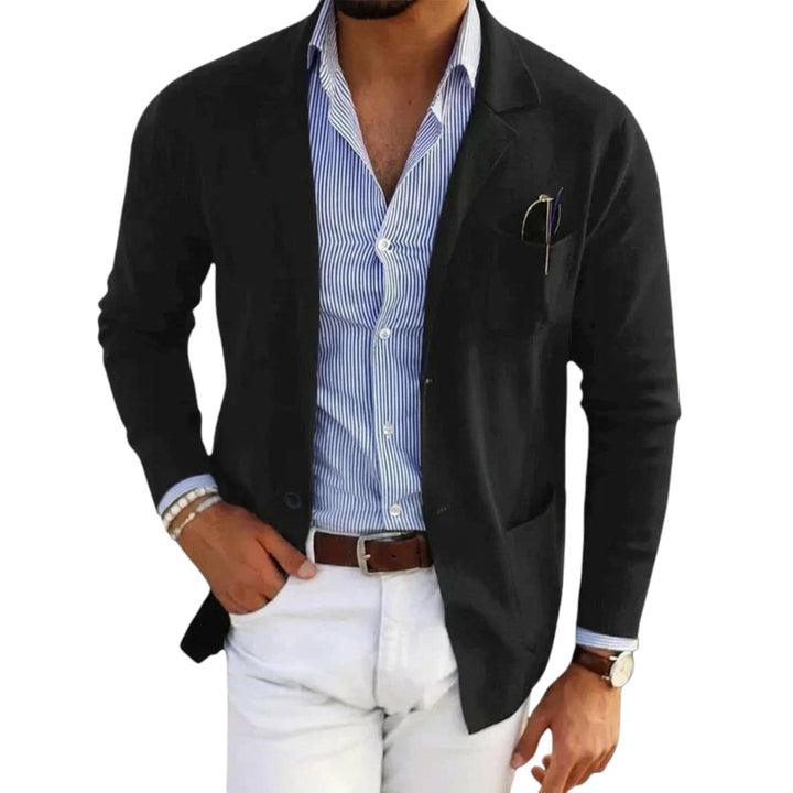 Mann iført en klassisk herreblazer, viser jakkens passform og tidløse eleganse for menn.