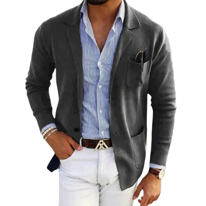 Marineblå klassisk herreblazer, en essensiell dressjakke som gir et sofistikert og profesjonelt utseende.