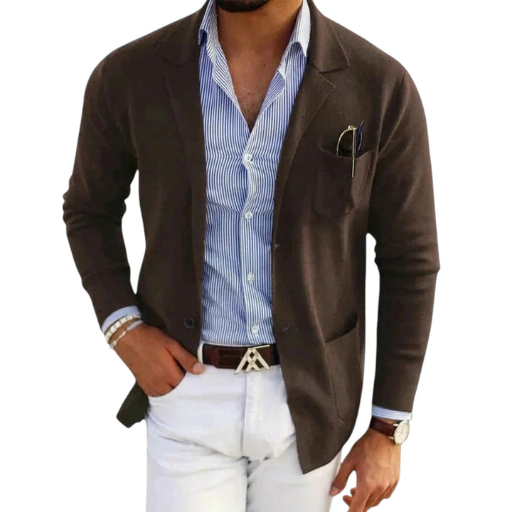 Allsidig klassisk herreblazer som enkelt kan styles opp eller ned, for en elegant look i alle settinger.