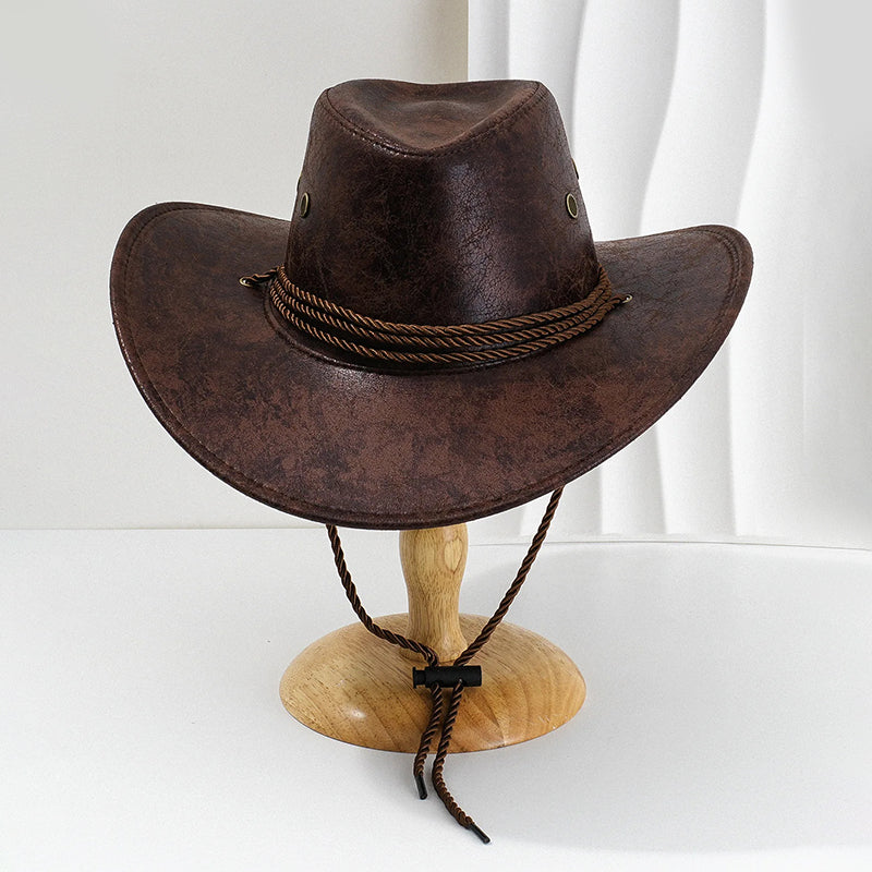Klassisk herre cowboyhatt med bred kant, i slitesterkt PU-skinn. Utmerket for temafest og utendørs eventyr.