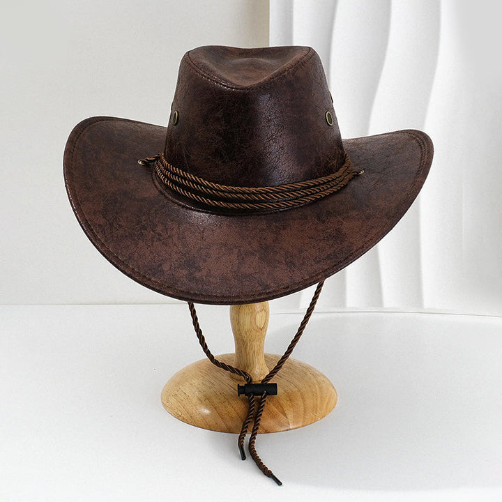 Klassisk herre cowboyhatt med bred kant, i slitesterkt PU-skinn. Utmerket for temafest og utendørs eventyr.