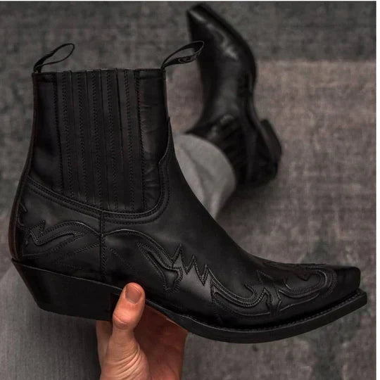 Robuste menns skinnstøvler i brun cowboy-stil. Kvalitetsstøvler med vestlig preg for komfortabel bruk.
