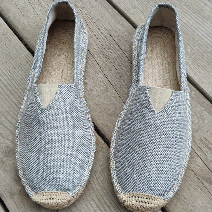Hvite espadriller for menn, lette og moderne slip-ons som passer til sommerens antrekk.