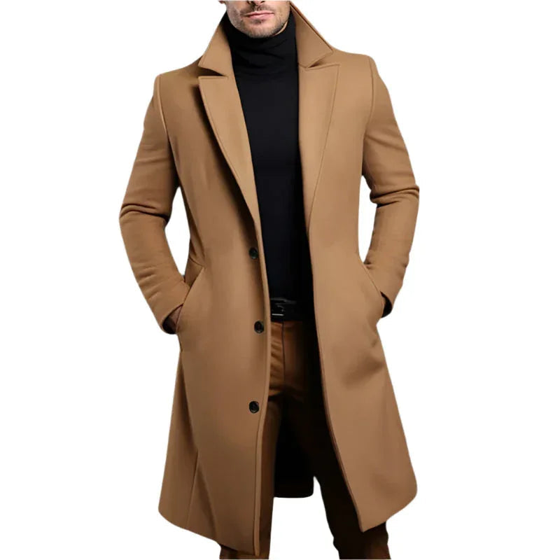Elegant krage på menns skreddersydd mellomlang ullblanding kåpe, detalj som definerer stil.