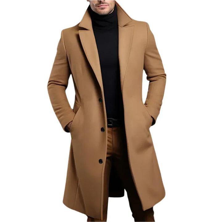 Elegant krage på menns skreddersydd mellomlang ullblanding kåpe, detalj som definerer stil.