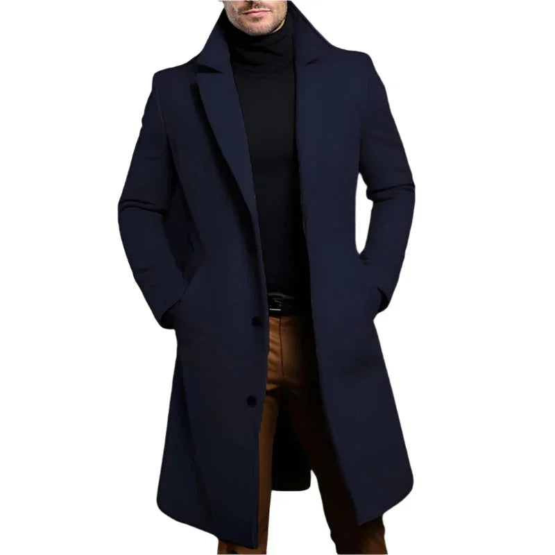 Mann går i bymiljø med sin elegante, skreddersydde ullblanding mellomlang kåpe.