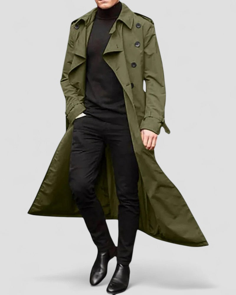 Moderne lang herretrenchcoat med dobbeltspent design; et stilig og praktisk ytterplagg for lagdeling.