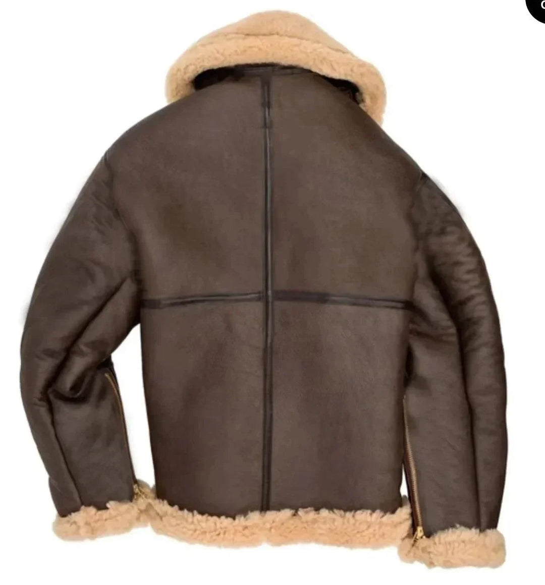Mann iført pilotjakke i RAF-stil, perfekt for høstmote og casual herreklær.