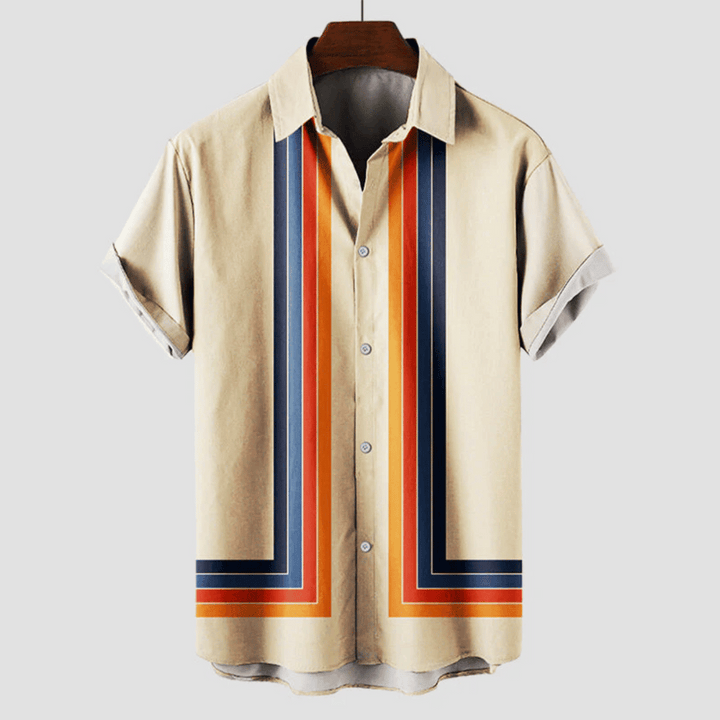Nærbilde av menns retro sommerskjorte med stilige striper og pustende stoff for sommerkomfort.