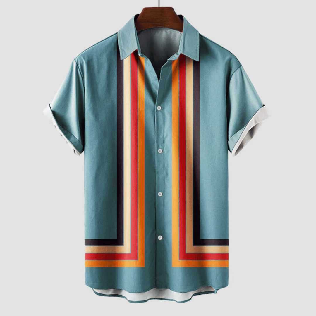 Baksiden av menns stilfulle stripete sommerskjorte i retrodesign, ideell for varmt vær og fritid.