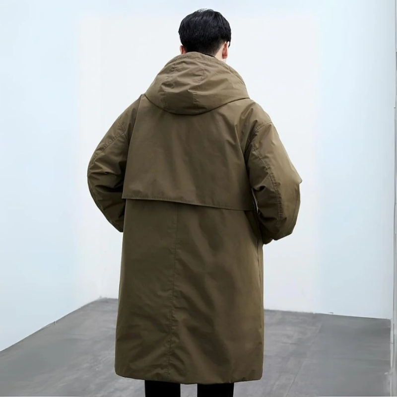 Vanntett yttertøy for menn; en moderne trenchcoat med varm pufferjakke-stil. Elegant vinterjakke for urbane eventyr.