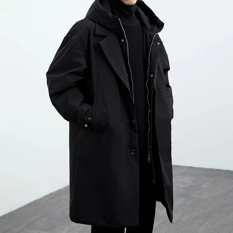Lang menns trenchcoat i vanntett design. Gir stil og varm beskyttelse mot kulde. Viktig herre yttertøy.