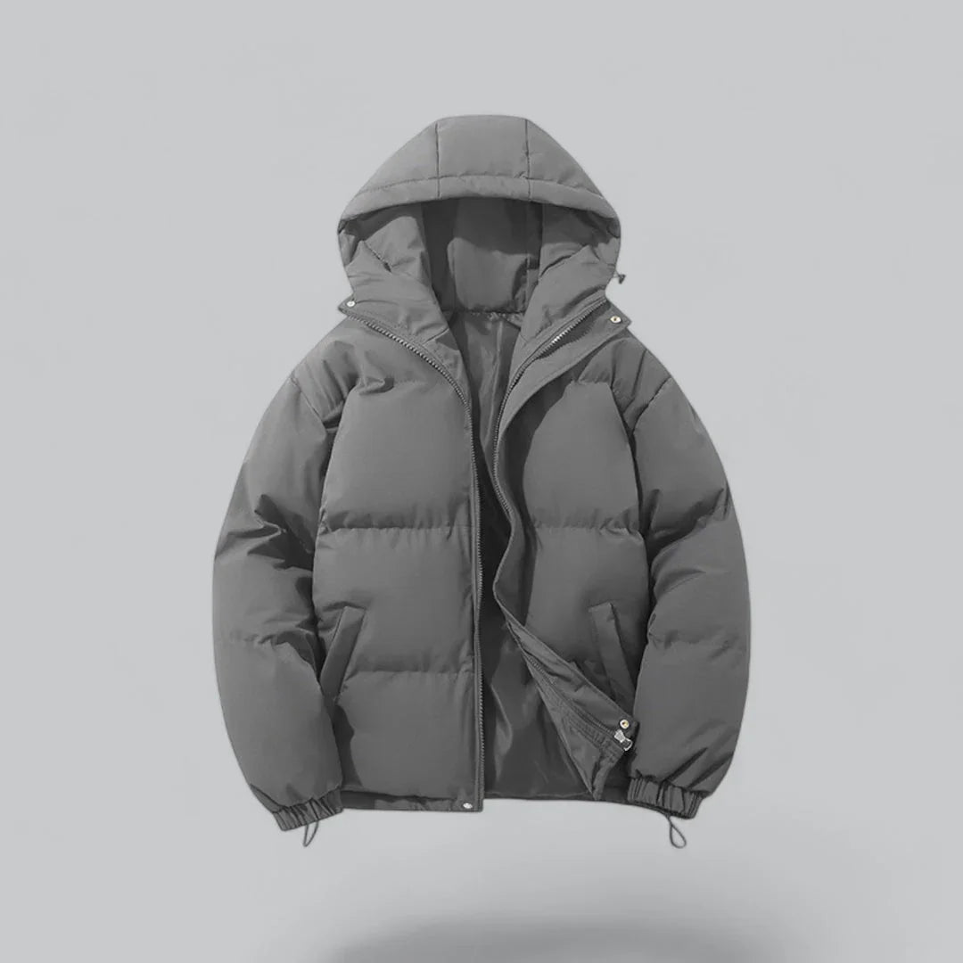 Mann går i snøen med varm, vanntett vinterparka. Ideell herre vinterjakke for tøffe vinterdager og utendørs bruk.