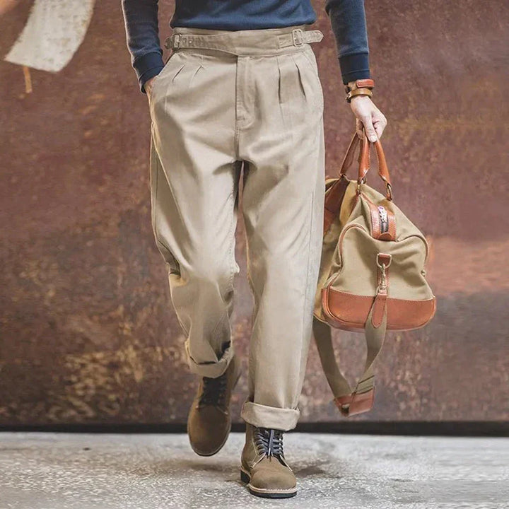 Klassisk khaki Gurkha-bukse for menn med elegant plissert front og tidløst design.