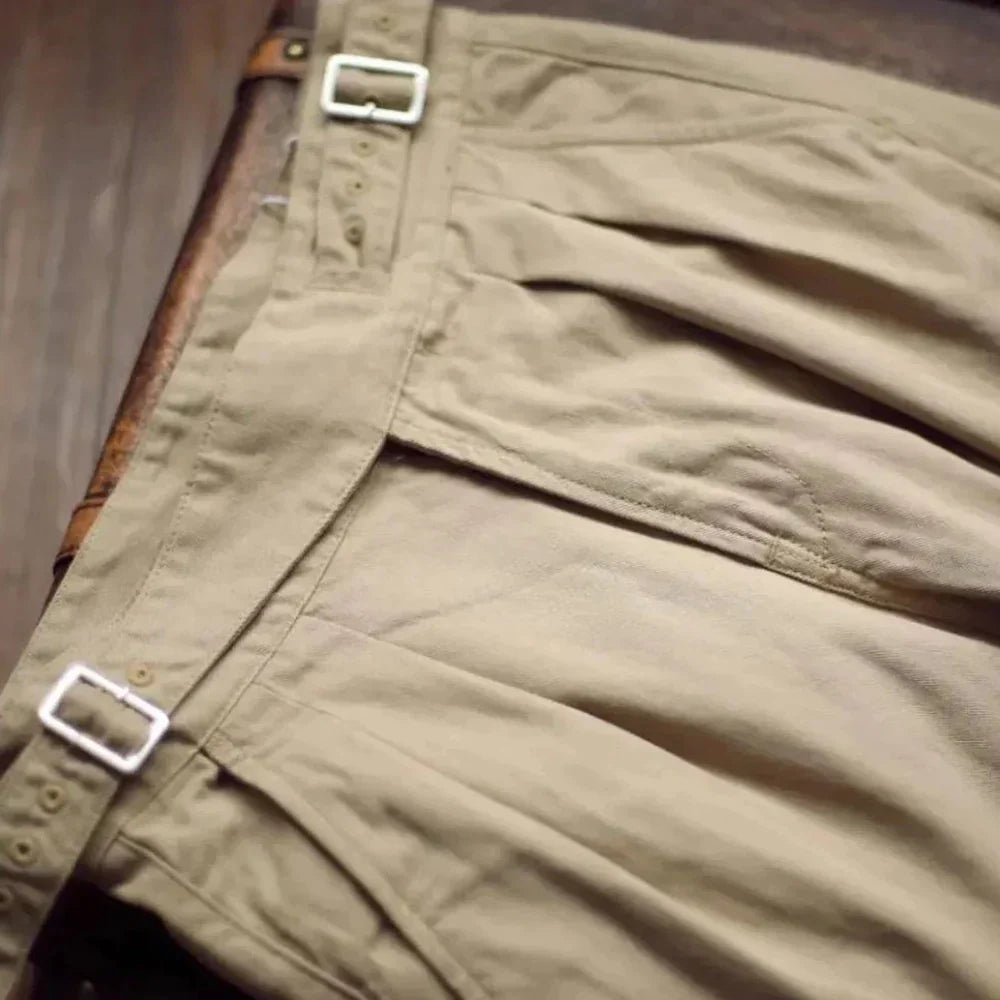 Business-klar herrebukse: Gurkha-bukse med plissert front, perfekt for kontoret.