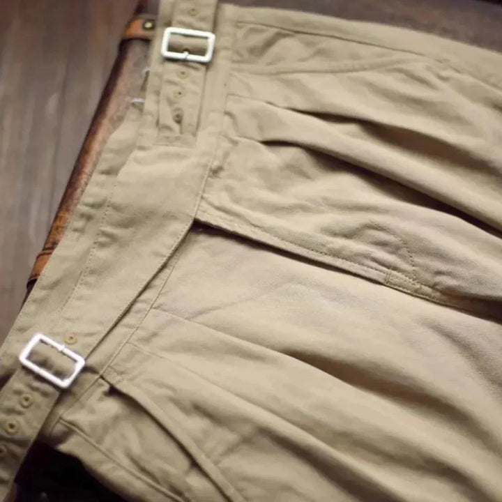 Business-klar herrebukse: Gurkha-bukse med plissert front, perfekt for kontoret.