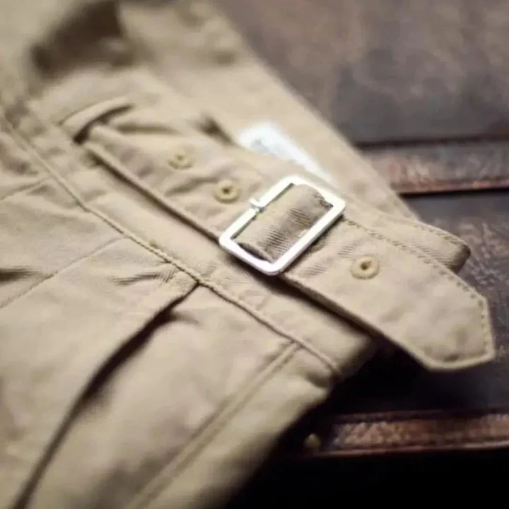 Klassisk og elegant plissert herrebukse i Gurkha-stil for en komplett garderobe.