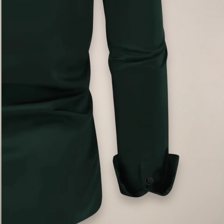 Nærbilde av en stilig slim fit herreskjorte. Langermet vårskjorte med fine detaljer for moderne menn.