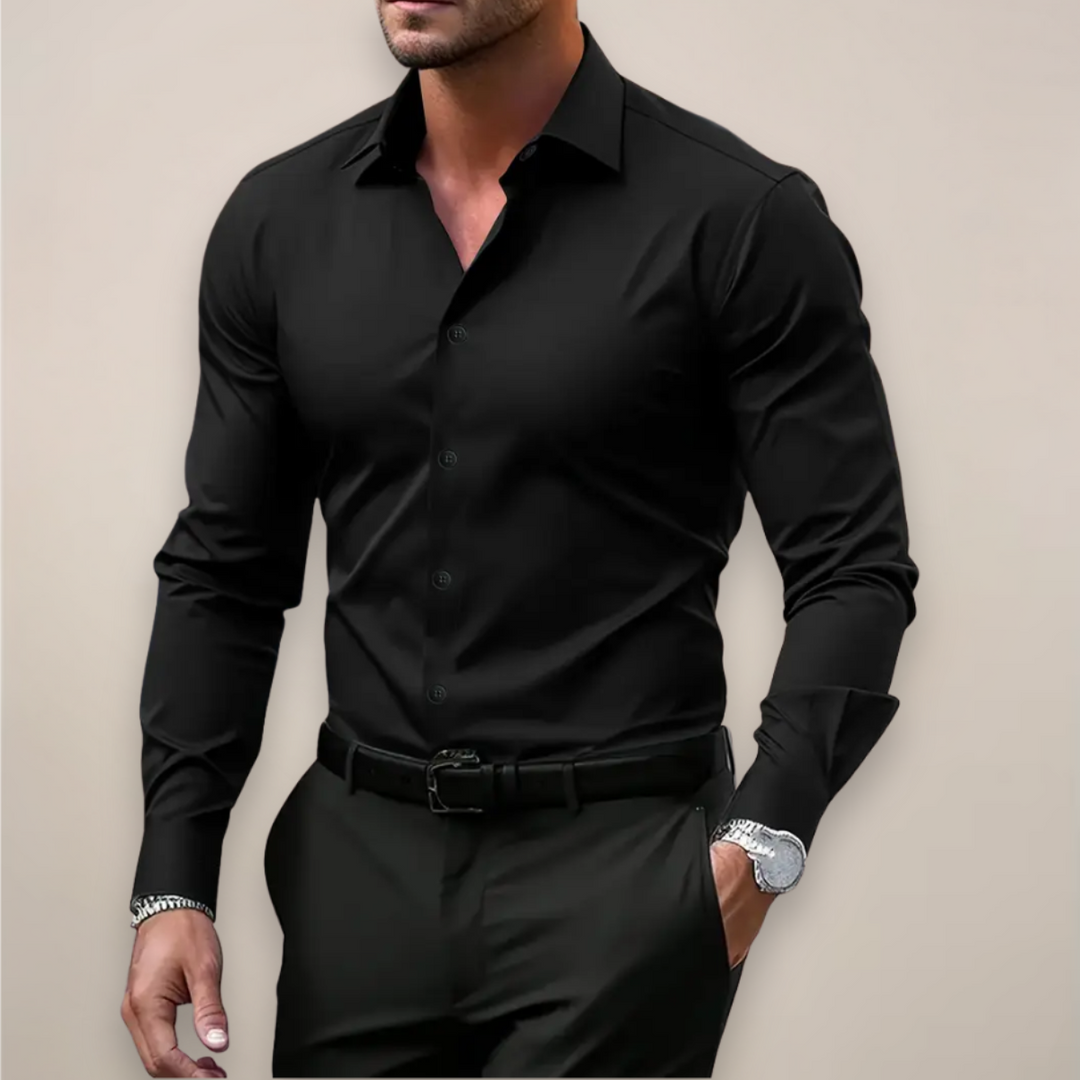 Mann iført en moderne slim fit herreskjorte. Langermet vårskjorte, elegant og allsidig for menns garderober.