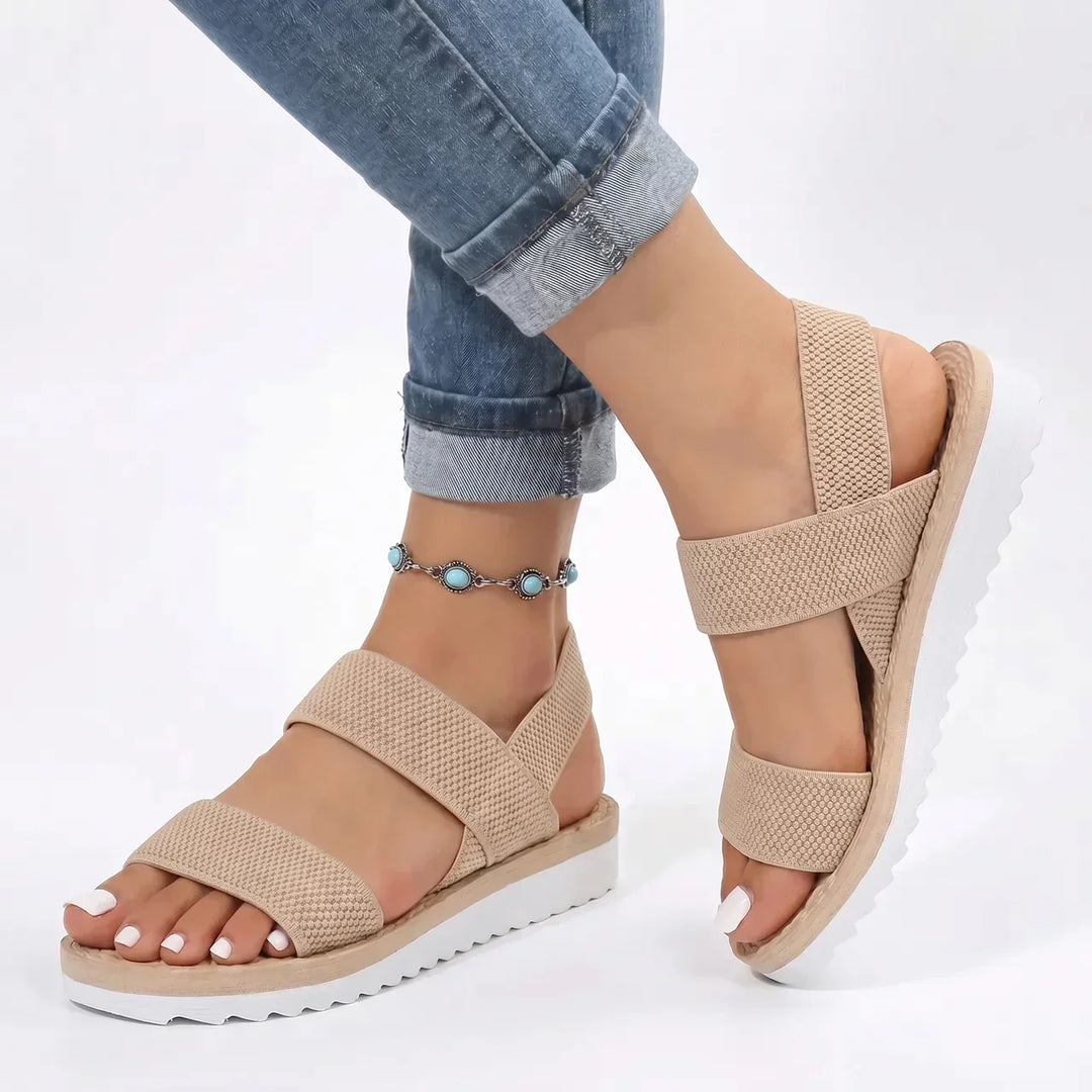 Beige sommersandaler for dame, lette og komfortable med pustende design og slitesterk sklisikker såle.