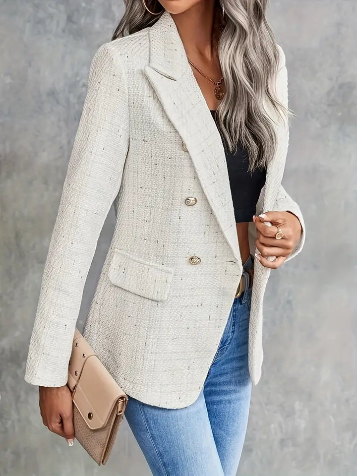 Elegant beige dameblazer med lett, skreddersydd passform, perfekt for vår- og sommermote.