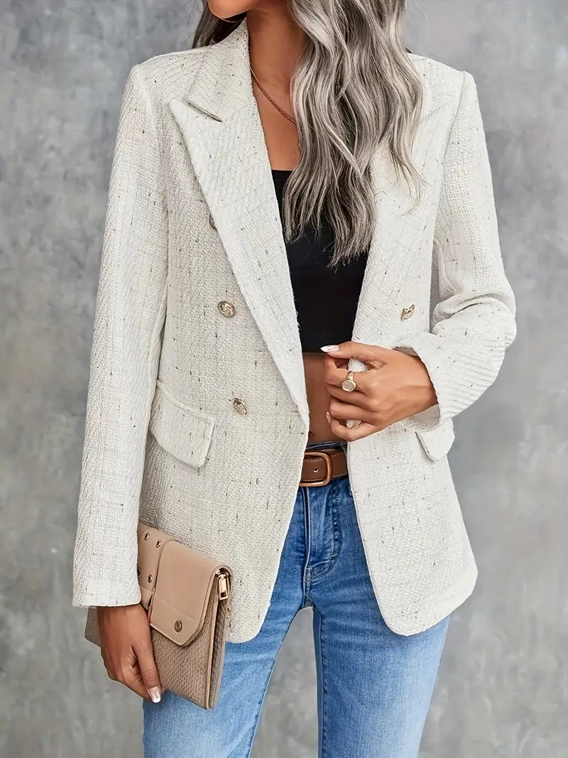 Lett og skreddersydd dameblazer i beige, en klassisk vår- og sommermote for kvinner.