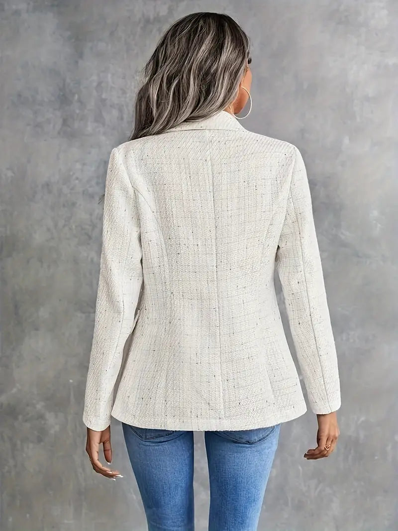Detaljert bilde av elegant beige dameblazer, viser fin tekstur og skreddersydd passform.