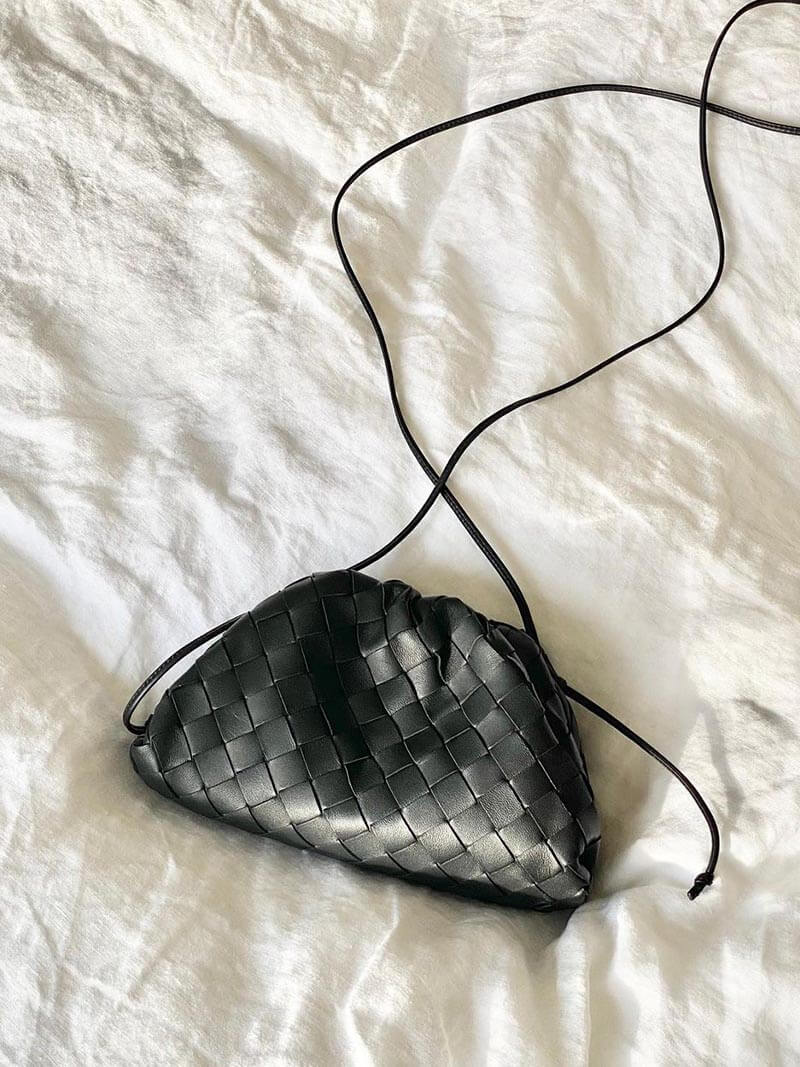 Detalj av tekstur på elegant miniveske for kvinner. Kompakt håndveske med vintage stil.