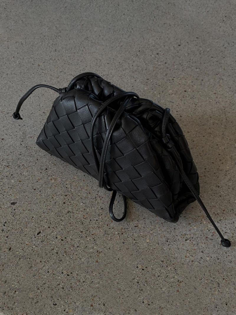 Dameveske båret som crossbody. Elegant miniveske, ideell for hverdagsbruk.