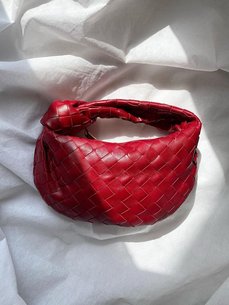 Liten, elegant vevd veske for damer. Kan brukes som clutch eller skulderveske, allsidig tilbehør.