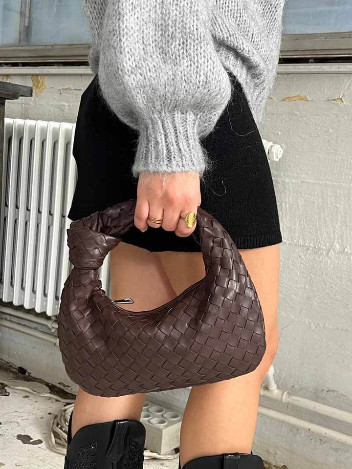 Elegant vevd minihåndveske. Liten, kompakt og et must-have tilbehør for en stilfull dame.