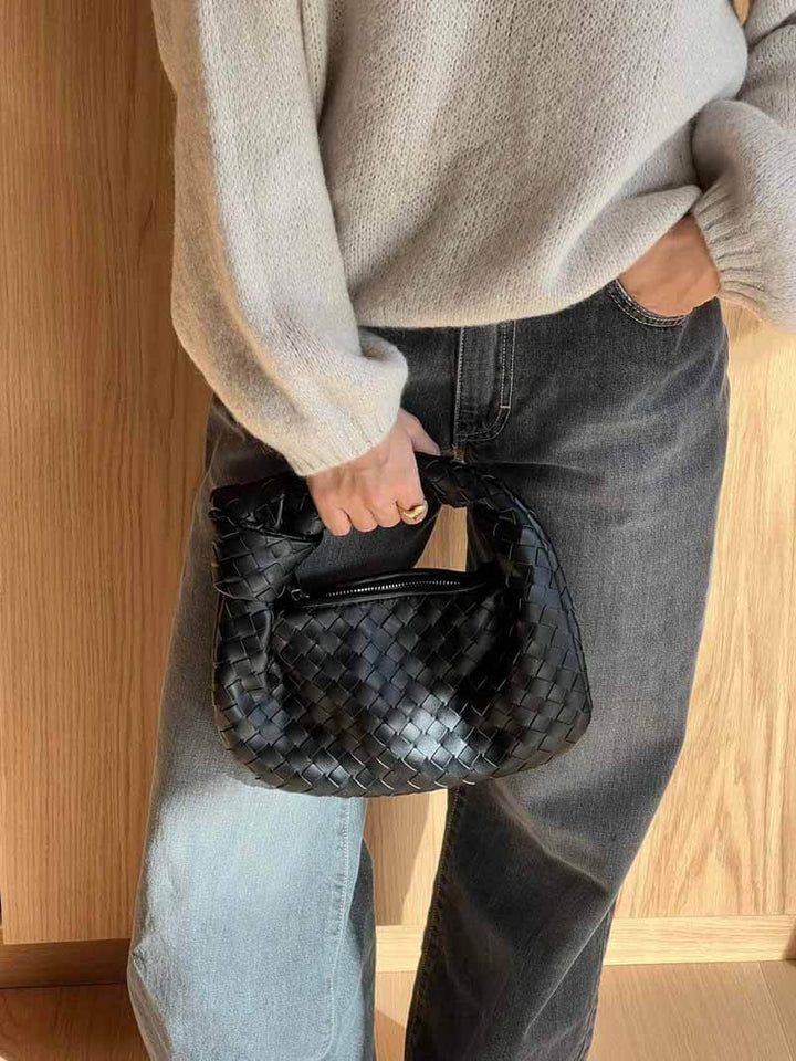 Håndveske med elegant vevd design. Liten nok til fest, romslig nok for essensielle ting.