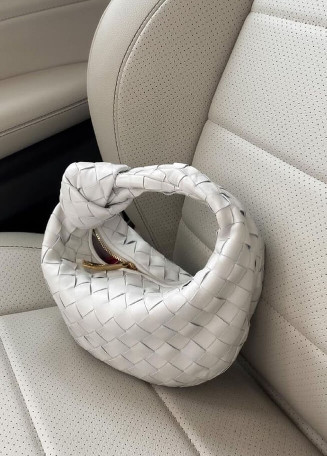 Chic miniveske for kvinner. Vevd mønster gir et unikt og stilfullt preg til din garderobe.
