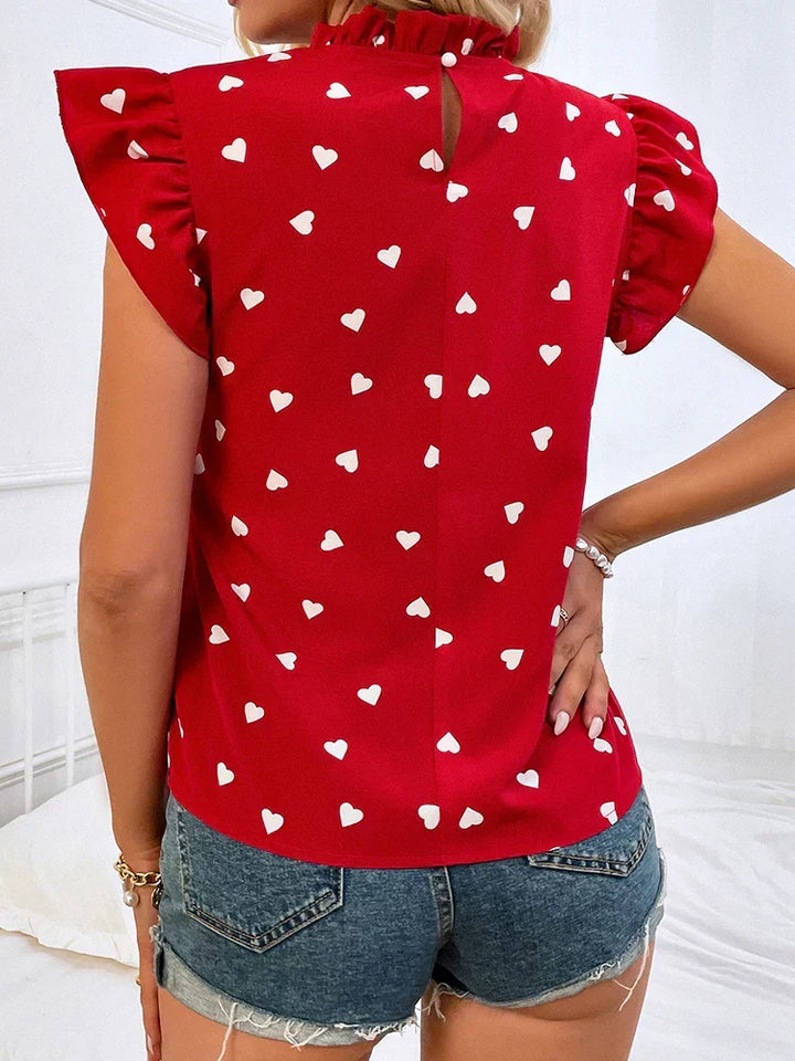 Elegant rød damebluse med volanger og korte ermer. Perfekt festtopp eller hverdagsbluse for sommerstil.