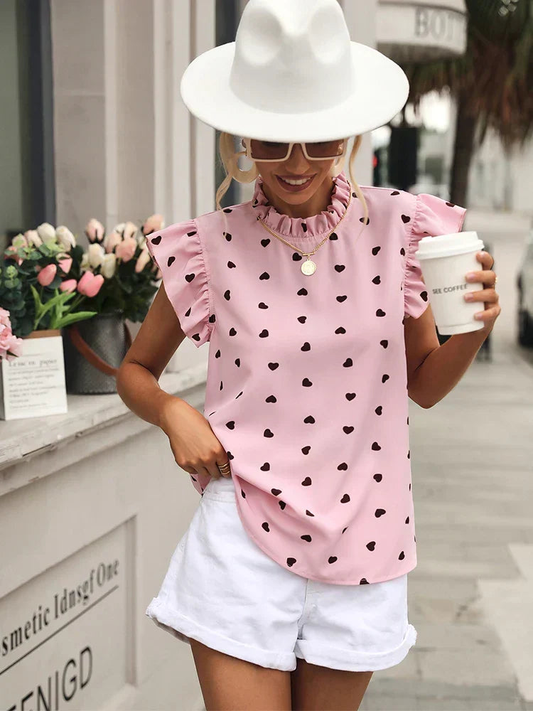 Stilig damebluse med delikate volanger og korte ermer, ideell for elegant sommerstil.