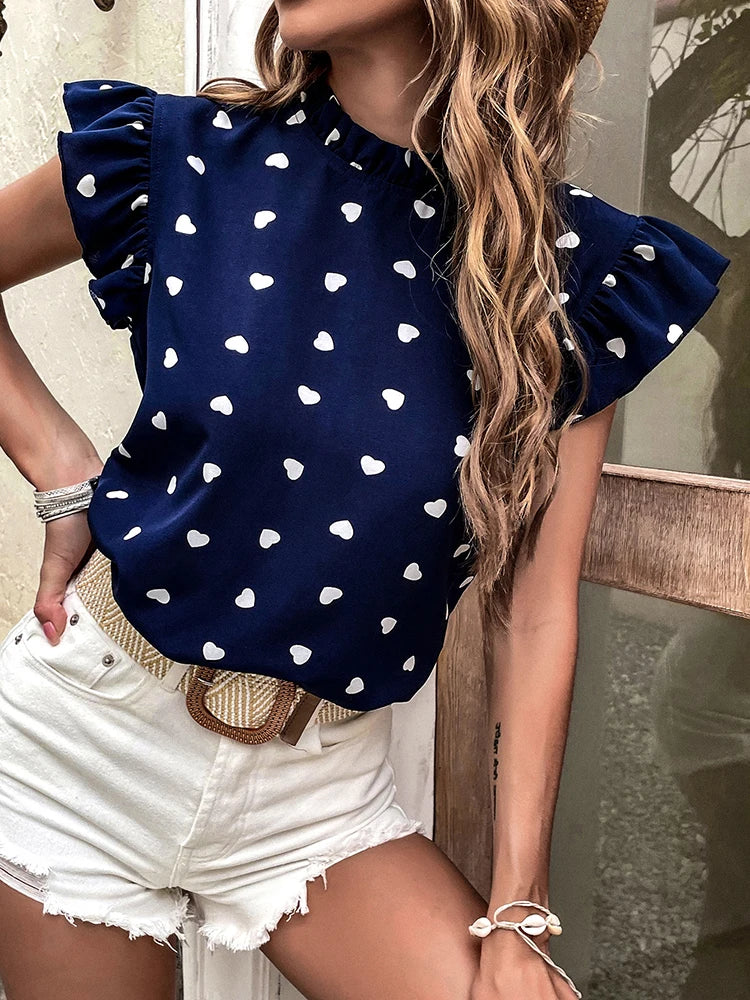 Rosa damebluse med volanger og korte ermer. En allsidig bluse for både hverdag og fest.