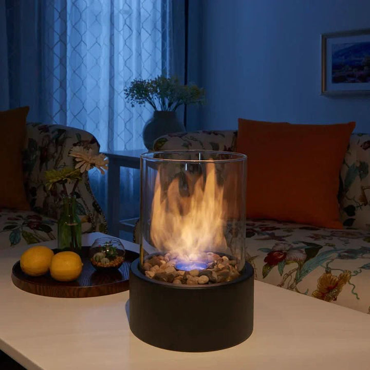 Nærbilde av levende flammer i moderne bordpeis. Skaper koselig stemning som elegant borddekorasjon.