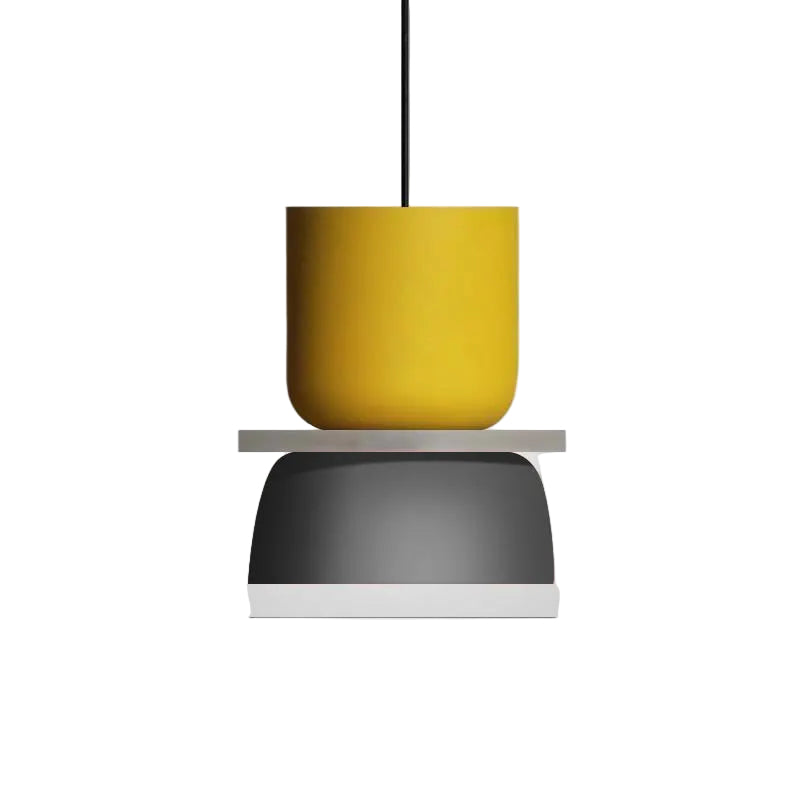 Moderne hengende lampe i skandinavisk stil. Minimalistisk taklampe perfekt for stue og spisestue.