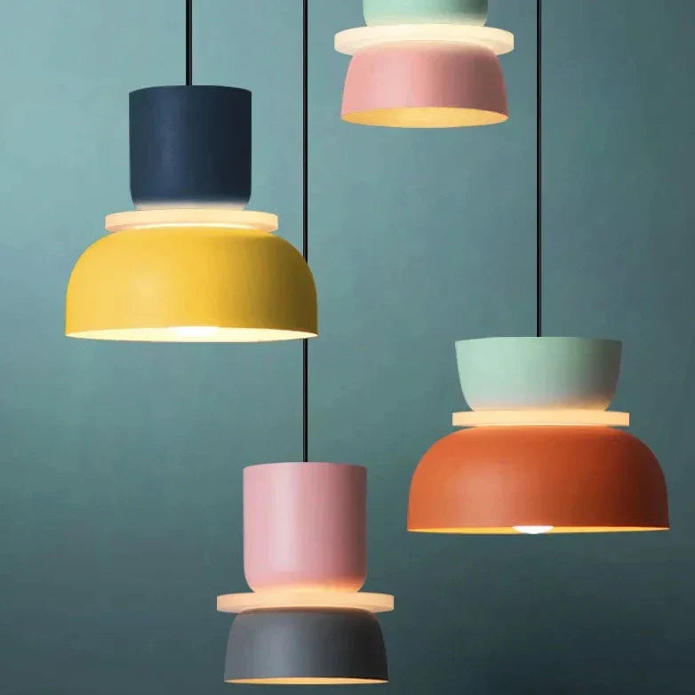 Elegant pastellfarget taklampe. Skandinavisk design for moderne interiør og belysning i hjemmet.