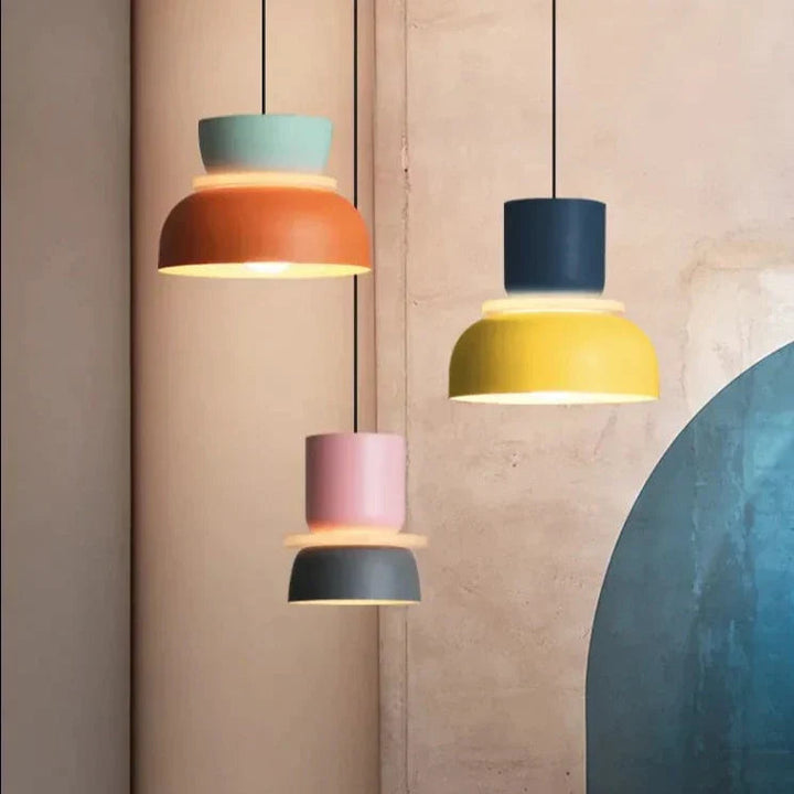 Hvit minimalistisk hengende lampe. Skandinavisk stil belysning ideell for stue eller hjemmekontor.