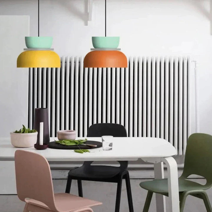 Nærvisning av skandinavisk hengende lampe. Moderne taklampe med mykt lys for koselig stemning.