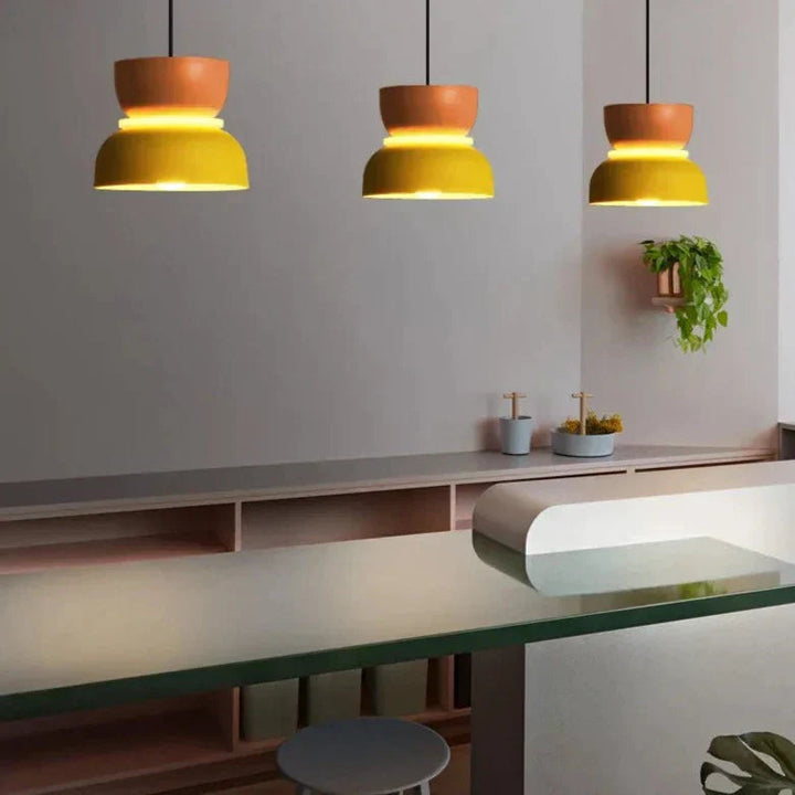 Stilren skandinavisk lampe. Hvit hengende taklampe som lyser opp ethvert moderne hjemmeinteriør.