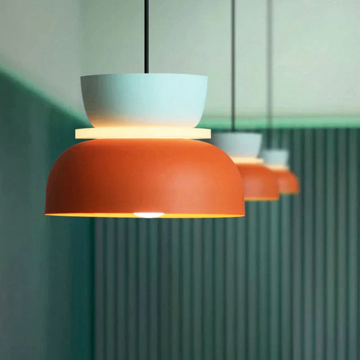 Pastellfarget taklampe i skandinavisk stil. En moderne og elegant løsning for hjemmets belysning.