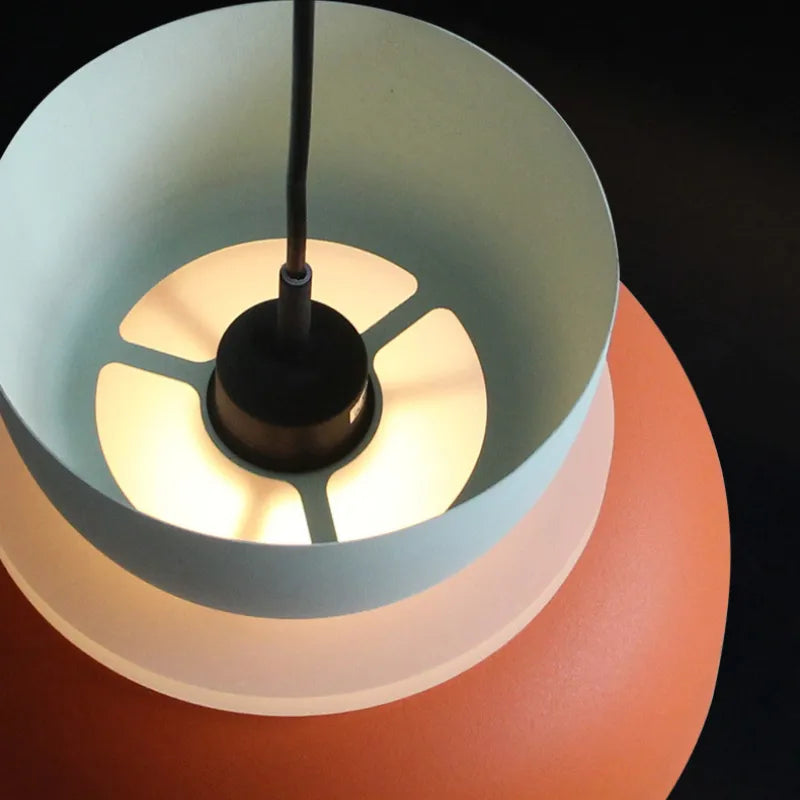 Lysende hengende lampe. Moderne skandinavisk taklampe som gir varm og innbydende belysning.