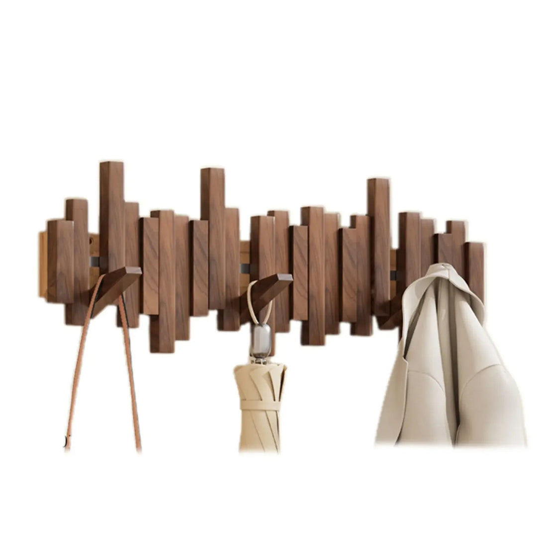 Moderne veggmontert kleshylle med magnetiske kroker. Perfekt for organisert oppbevaring i entré eller garderobe.