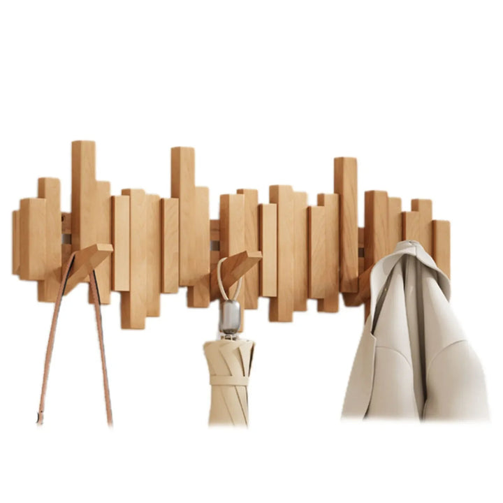 Minimalistisk kleshylle i skandinavisk design med funksjonelle magnetiske kroker for jakker og tilbehør.