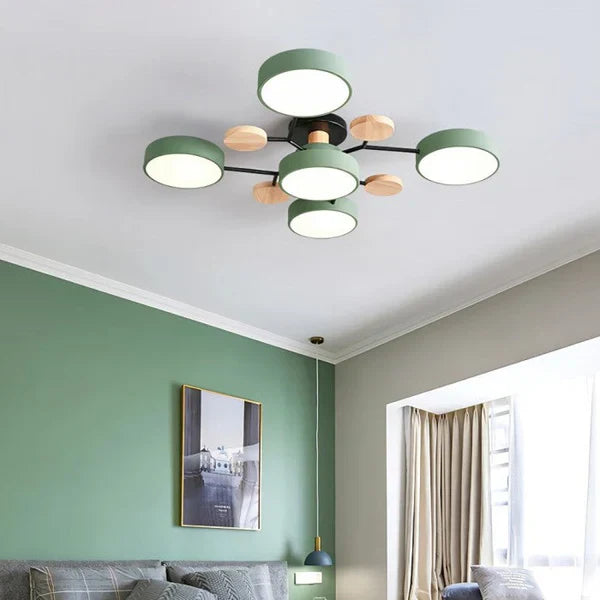 Stilren LED-taklampe med justerbare armer og dimbar funksjon, gir moderne interiør et løft.
