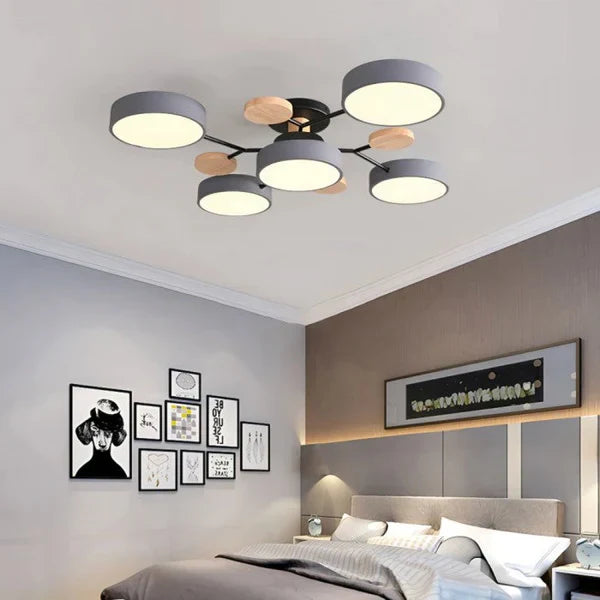 Justerbar LED-taklampe for soverom, moderne design og energieffektiv belysning.